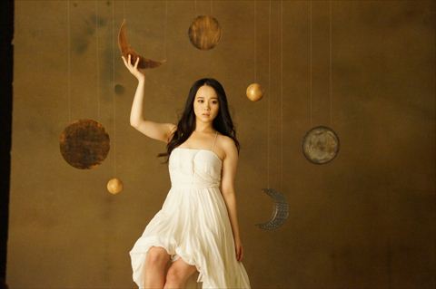 塩ノ谷早耶香「Luna」ジャケ写・アー写オフショット | LDH mobile
